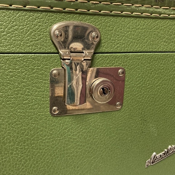 Vintage Carilite Vanity Train Case - Cosmetic Carrying Case - Picture 3 of 16